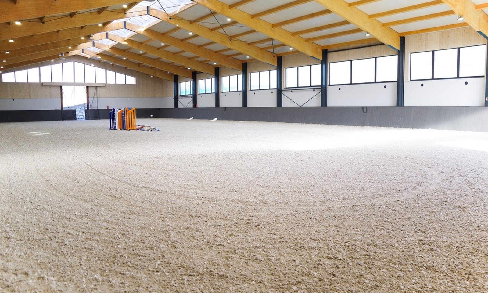 Arena z podłożem kwarcowym i rozstawionymi przeszkodami
